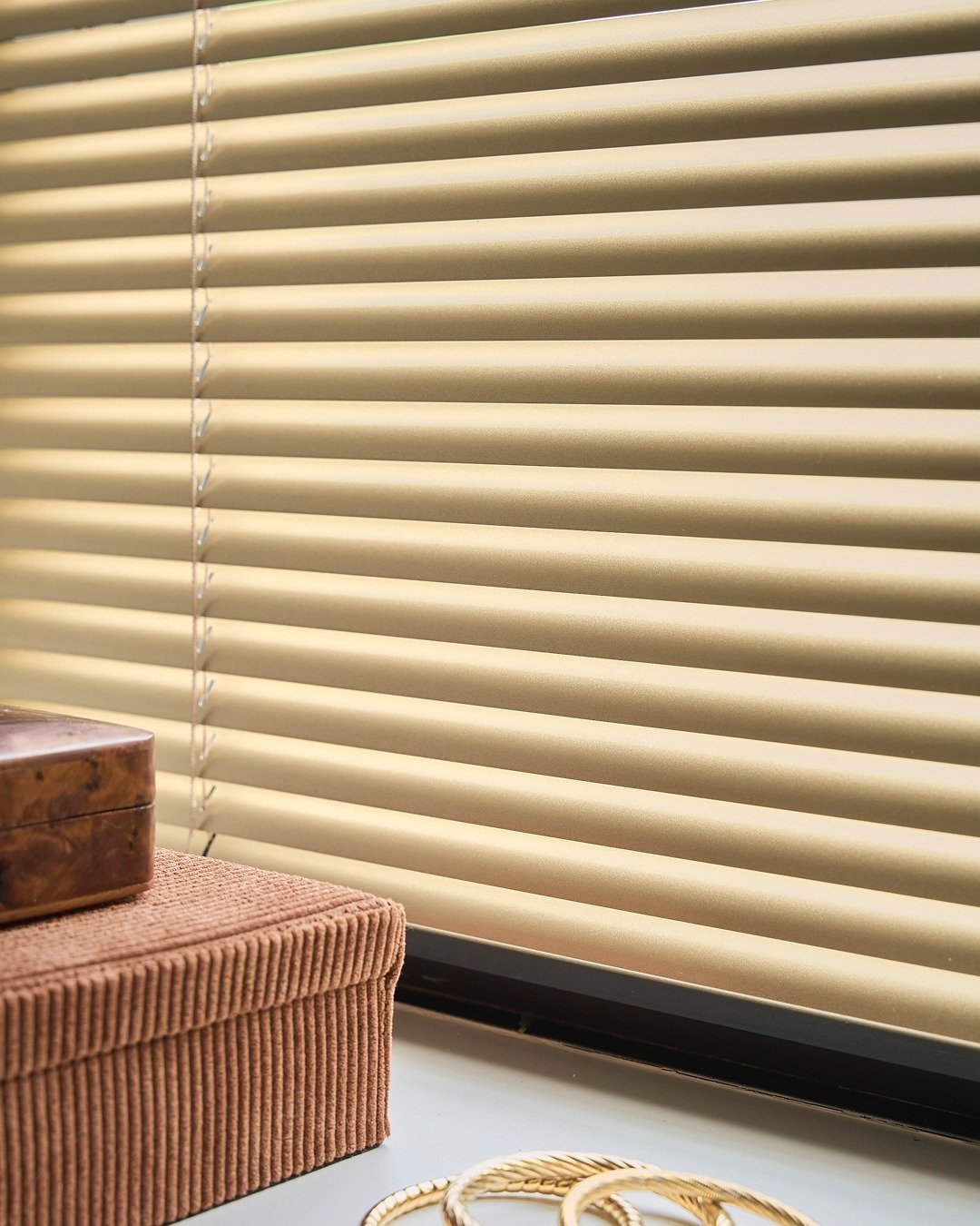 Privacidad y control de la luz persianas de madera Mavilex
